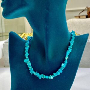 "قلادة الحجر الأزرق الطبيعي"