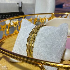 سوار ذهبي عصري بألوان مميزة