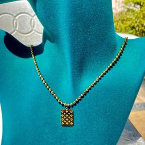 سلسلة مع لوحة لويس فيتون الأنيقة"