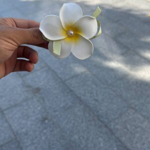 طوكة شعر بشكل زهرة باللون الابيض و الاصفر بخلفية خضراء